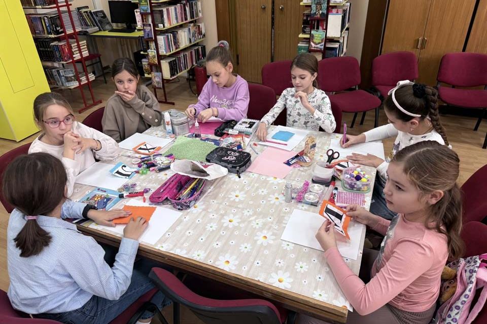 „Имам право да читам, пишем и сликам ћирилицу“ четврта по реду радионица у Библиотеци „Глигорије Возаровић“